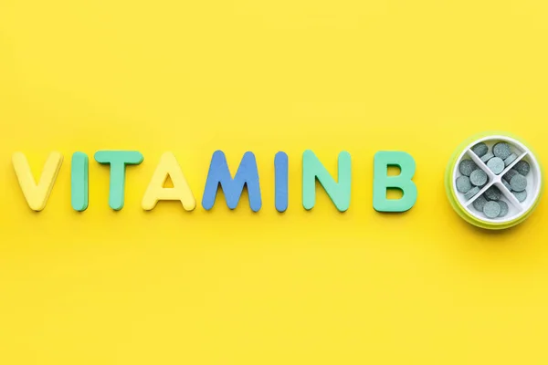 Text Vitamin Pills Color Background — Stock Photo, Image