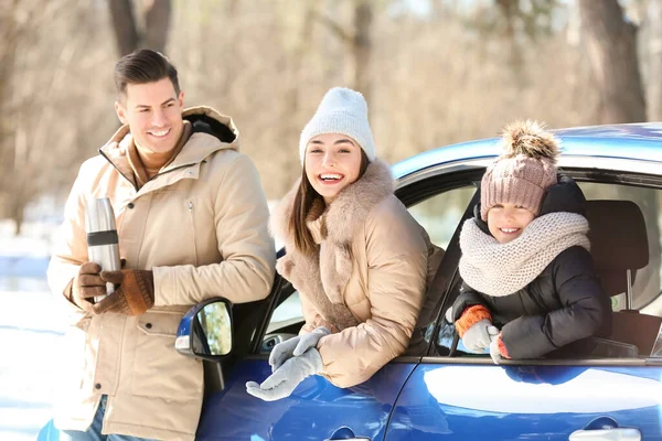 Gelukkige Familie Met Auto Het Bos Winterdag — Stockfoto
