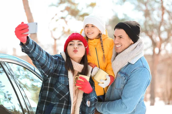 Gelukkige Familie Neemt Selfie Winterdag — Stockfoto