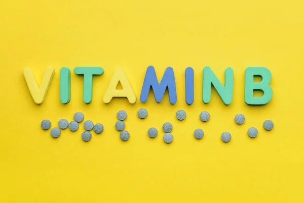 Szöveg Vitamin Tabletták Színes Háttér — Stock Fotó
