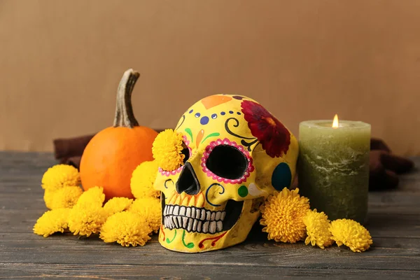 Calavera Humana Pintada Con Flores Vela Sobre Mesa Madera Oscura — Foto de Stock