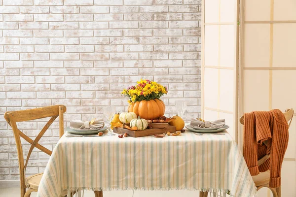 Beautiful Bouquet Autumn Flowers Pumpkin Served Table Brick Wall — Stock Photo, Image