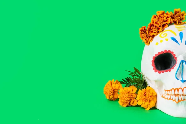 Calavera Humana Pintada Con Flores Sobre Fondo Verde Día Muertos — Foto de Stock