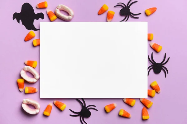 Pusta Kartka Papieru Cukierkami Wystrój Halloween Fioletowym Tle — Zdjęcie stockowe