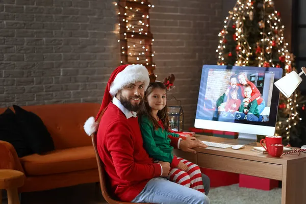 Little Girl Her Father Video Chatting Home Christmas Eve Due — Stock Photo, Image