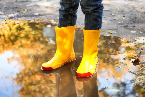 Gumbotlu çocuk sonbahar günü dışarıda.