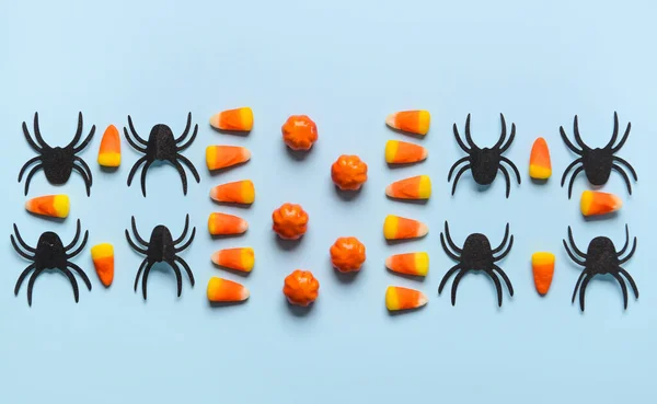 Caramelos Halloween Con Arañas Sobre Fondo Azul — Foto de Stock