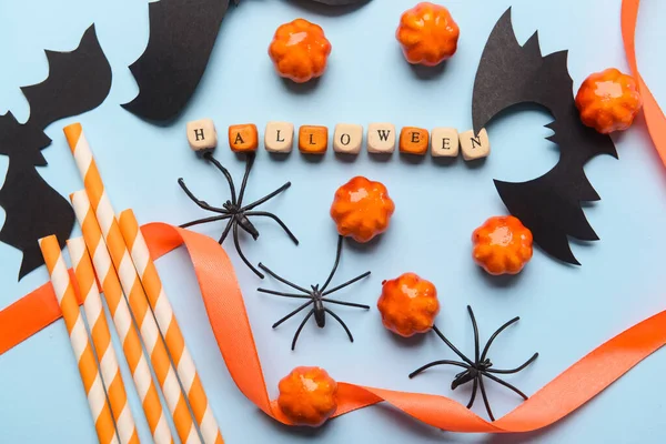 Palavra Halloween Com Doces Decoração Fundo Azul — Fotografia de Stock