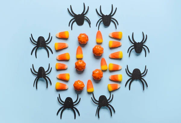 Caramelos Halloween Con Arañas Sobre Fondo Azul — Foto de Stock