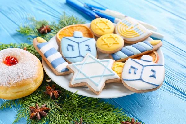 Galletas Sufganiyah Para Celebración Hanukkah Sobre Fondo Madera Color —  Fotos de Stock