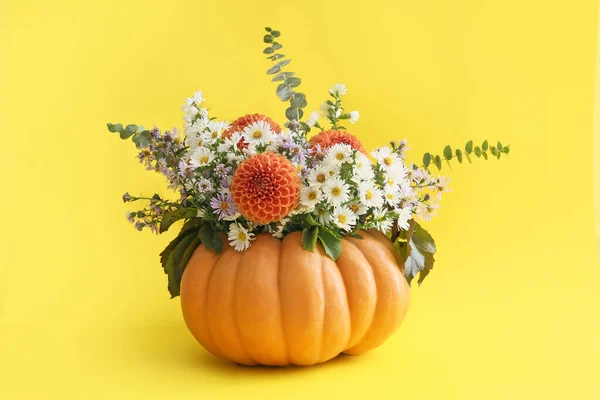 Krásná Podzimní Kytice Dýni Barevném Pozadí — Stock fotografie