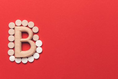 Renkli arka planda B vitamini hapları