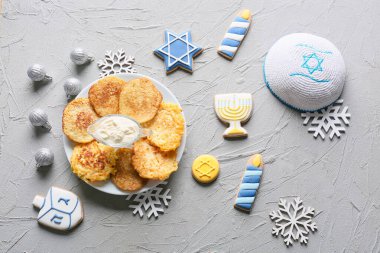 Grunge arka planında Noel dekoru olan Hanukkah sembolleri.