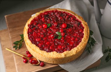 Masada lezzetli yaban mersinli turta olan tahtalar