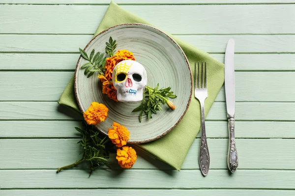 Mesa Con Cráneo Humano Flores Sobre Fondo Madera Verde Día —  Fotos de Stock