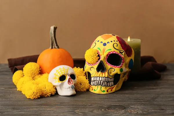 Calaveras Humanas Pintadas Con Flores Calabaza Sobre Una Mesa Madera — Foto de Stock