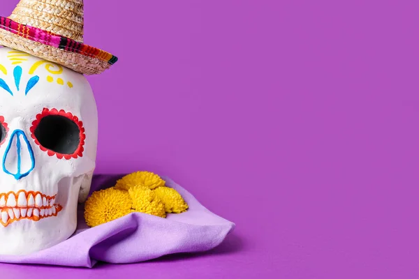 Crânio Humano Pintado Com Sombrero Flores Fundo Violeta Dia Dos — Fotografia de Stock