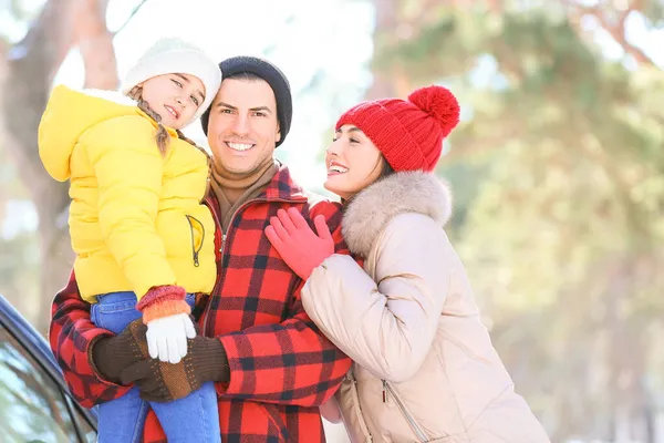 Gelukkige Familie Het Bos Winterdag — Stockfoto