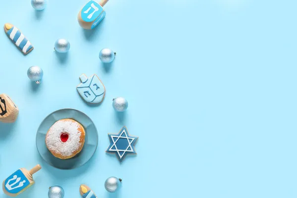 Símbolos Hanukkah Con Decoración Navidad Sobre Fondo Color —  Fotos de Stock
