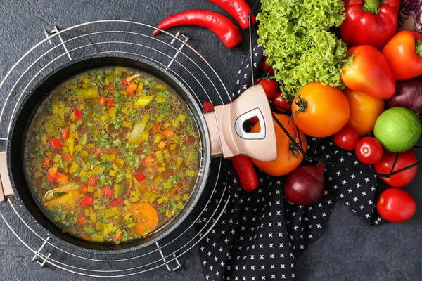 Olla Cocina Con Deliciosa Sopa Mesa Oscura — Foto de Stock