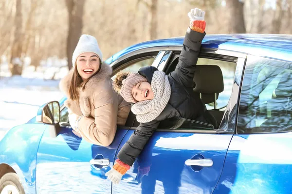 Happy Mother Daughter Sitting Car Winter Day — Stock Photo, Image
