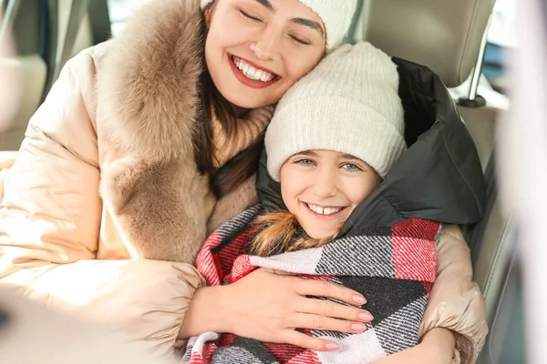 Gelukkige Moeder Dochter Zitten Auto Winterdag — Stockfoto