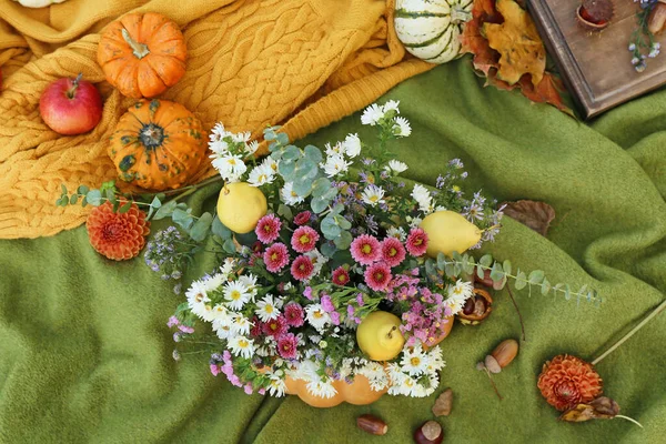 Schöner Strauß Herbstblumen Kürbis Auf Warmem Karo — Stockfoto
