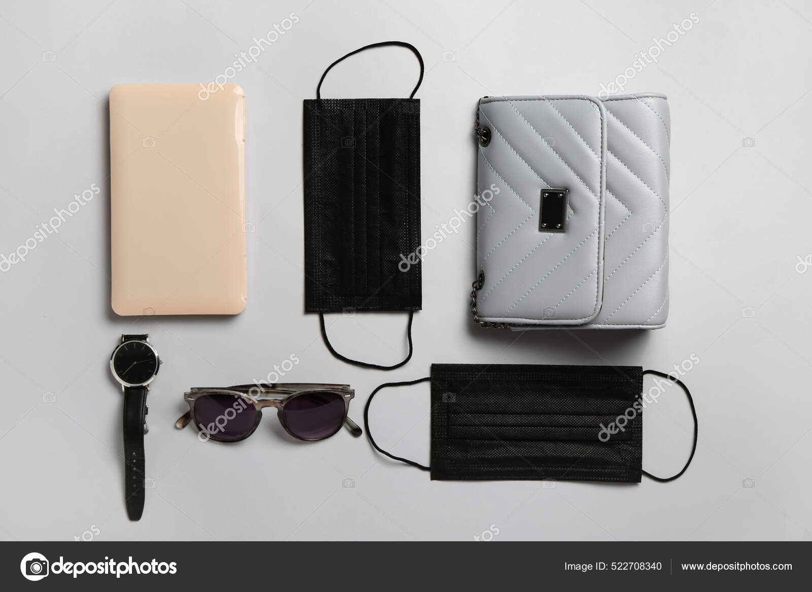 accesorios de viajero con pasaporte, libros de plan de viaje, billetera,  cámara, teléfono móvil, mochila y