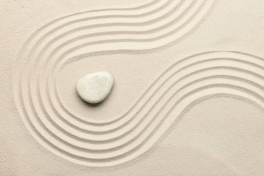 Açık kumdaki spa taşı