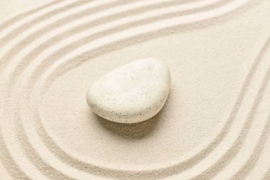 Açık kumdaki spa taşı