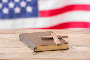 ABD bayrağına karşı haçlı kutsal İncil