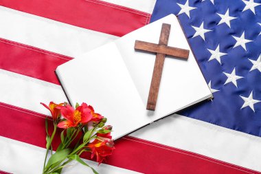 Amerikan bayrağında haçlı ve çiçekli kitabı aç