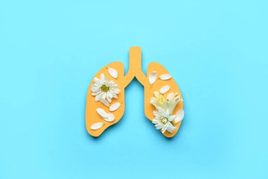 Mavi arka planda taze çiçekli kağıt ciğerler.