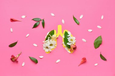 Pembe arka planda çiçekli kağıt ciğerler.