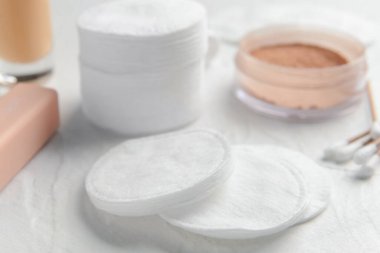 Beyaz masada yumuşak pamuk pedler, yakın çekim.