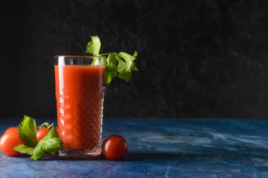 Masada kereviz ve domatesli Bloody Mary.