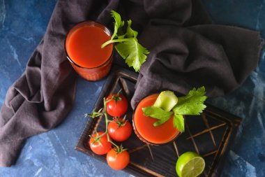 Renkli domatesli ve kerevizli Bloody Mary bardakları