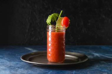 Tabakta bir bardak Bloody Mary var.