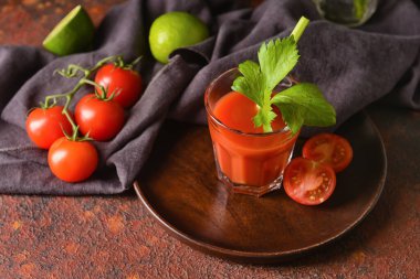 Kereviz ve domatesli bir bardak Bloody Mary.