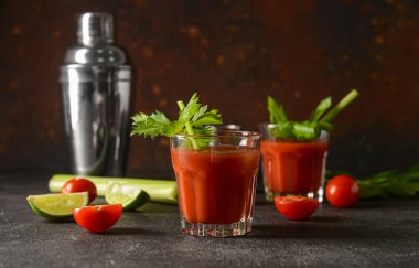 Kereviz, limon ve domatesli bir bardak Bloody Mary.