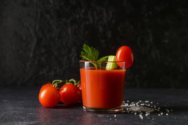 Masada kereviz ve domatesli Bloody Mary.