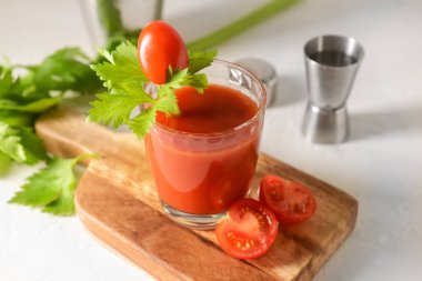 Arka planda bir bardak Bloody Mary olan tahta.