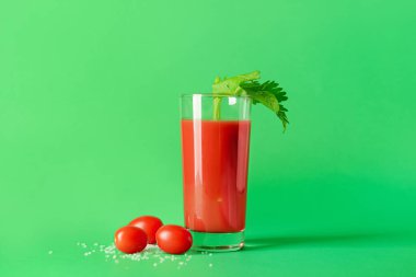 Renkli domatesli ve kerevizli Bloody Mary.