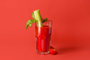 Renkli domatesli ve kerevizli Bloody Mary.