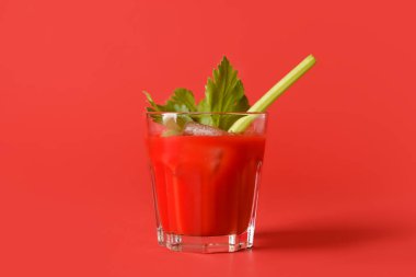 Arka planda kereviz olan bir bardak Bloody Mary.