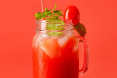 Arka planda saman olan bir kavanoz Bloody Mary.