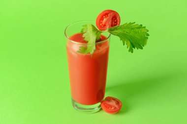 Renkli domatesli ve kerevizli Bloody Mary.