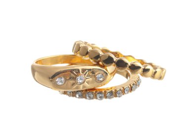 Beyaz arkaplanda farklı altın halkalar