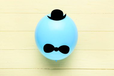 Renkli ahşap arka planda yaratıcı balon