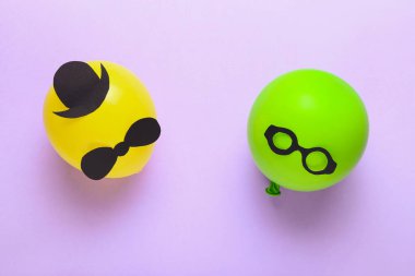 Renk arkaplanında yaratıcı balonlar